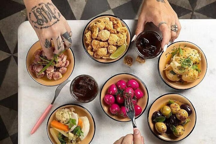 Un tavolo imbandito con diversi piatti, tra cui un'insalata, della frutta e una zuppa. 4