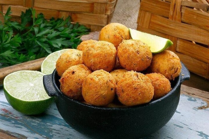 Una ciotola di polpette fritte con una fetta di lime e prezzemolo. 2