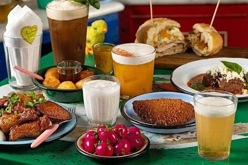 Ein Tisch mit verschiedenen Speisen, Getränken und einer Portion Chicken Wings. 3