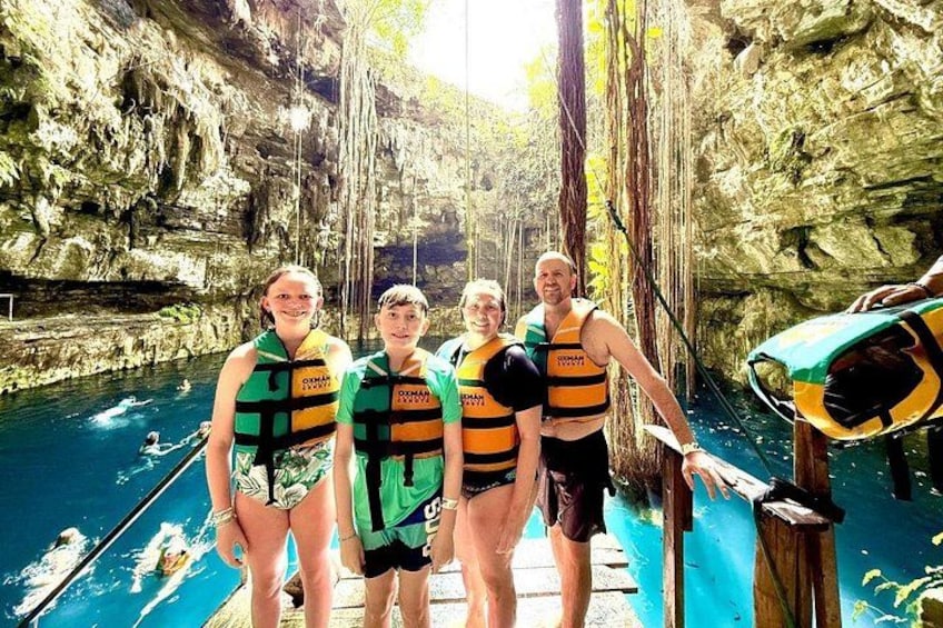 Un grupo de personas con chalecos salvavidas en una cueva con una masa de agua. 4