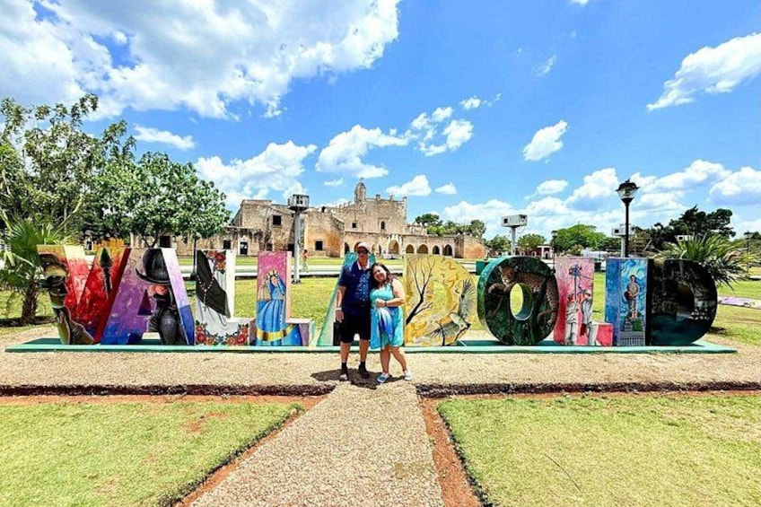 Un mural colorido con figuras y un edificio histórico al fondo. 2