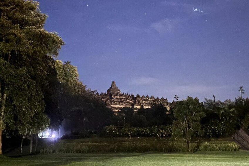 Un ensemble de temples la nuit, avec des bâtiments illuminés et un ciel dégagé. 2