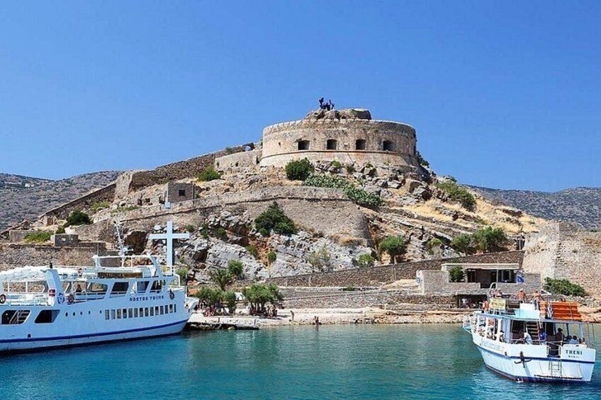 Une fortification côtière avec un bateau amarré au premier plan. 2