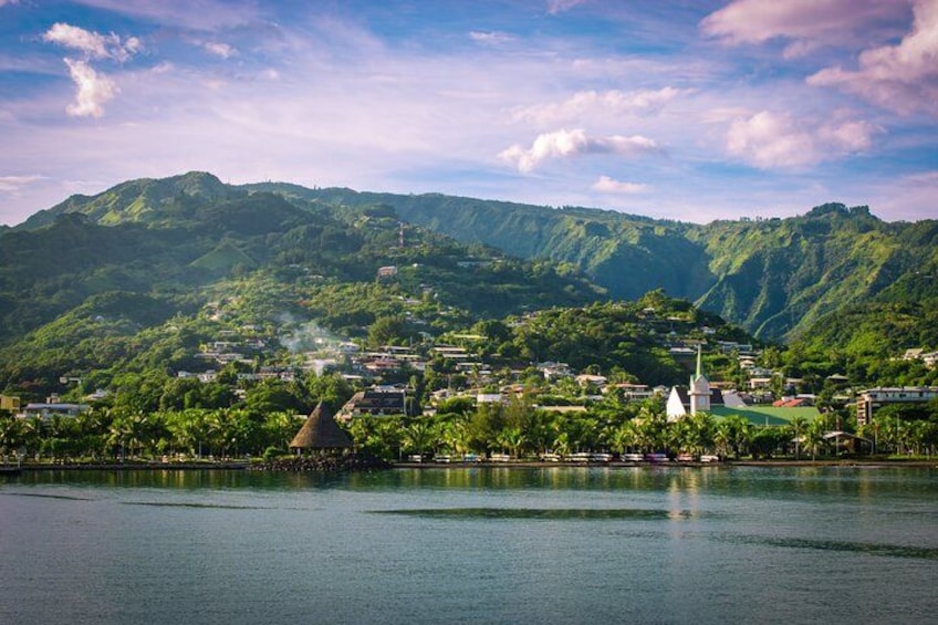 Une ville au bord d’un lac, avec des montagnes en arrière-plan. 2