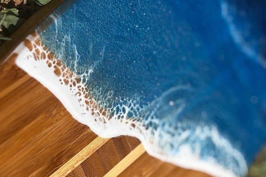 Een houten oppervlak met een detail van een blauwe oceaan golf. 3