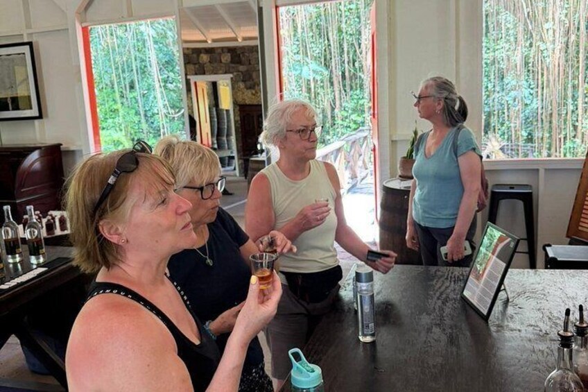 Un grupo de personas sentadas a una mesa en una habitación con ventanas amplias. 2