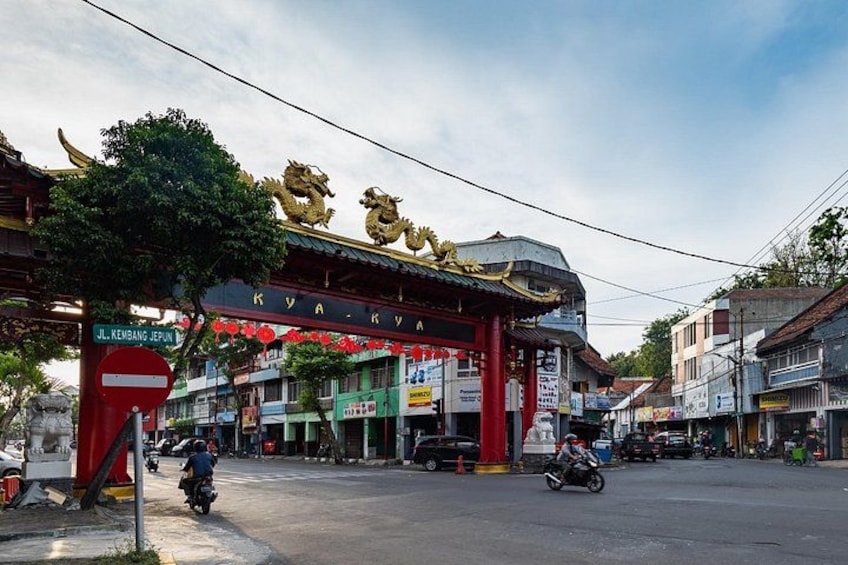 A street with a traditional gate, shops, and a sign for 'JL. KEMBANG JEPUN'. 3
