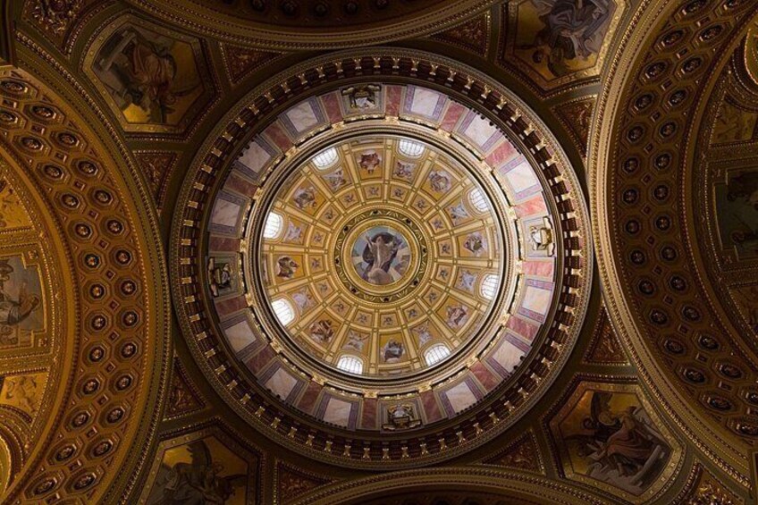 Un plafond richement décoré, orné d’un motif circulaire comprenant des dessins complexes et des œuvres d’art. 4