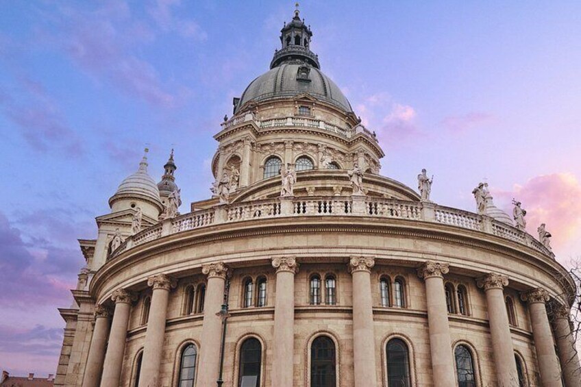 Un imposant bâtiment de style classique, doté d’un grand dôme, de fenêtres en arc de cercle et de statues. 2