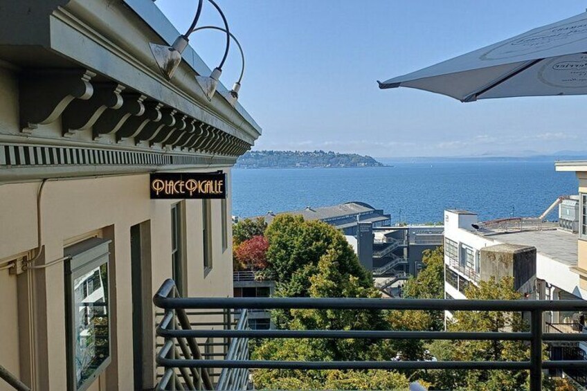 En balkong med en skylt som visar texten ”Pique Nique”, med utsikt över stadsbilden och havet. 4