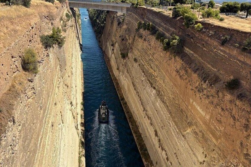 Un río que atraviesa un cañón con un puente sobre él. 4