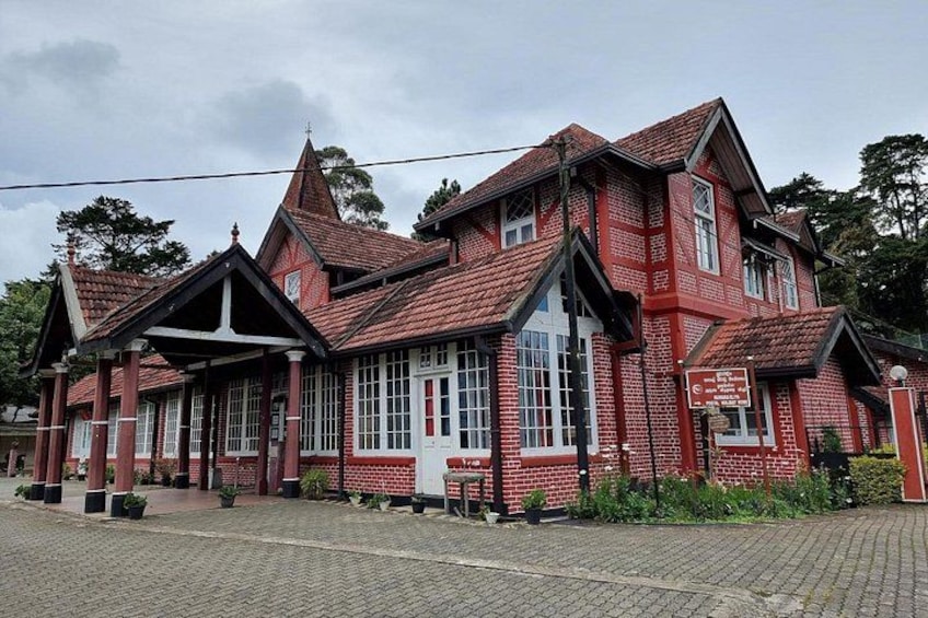 Un bâtiment en briques rouges, doté d’un toit à pignon et de bordures blanches. 2