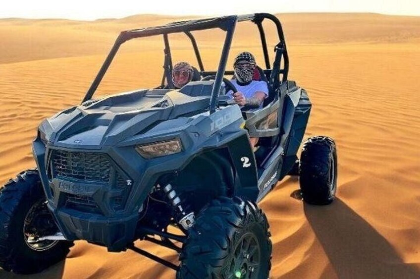 Un quad sur une dune de sable. 1