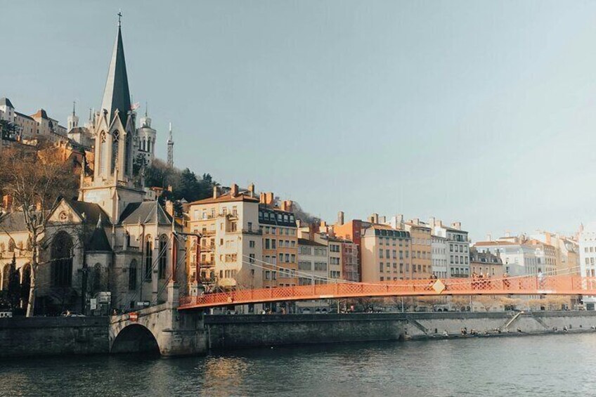 Un río con un puente, una iglesia y edificios a lo largo de la orilla. 3