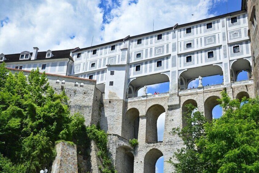 Un edificio storico con numerosi archi e un muro in pietra. 3