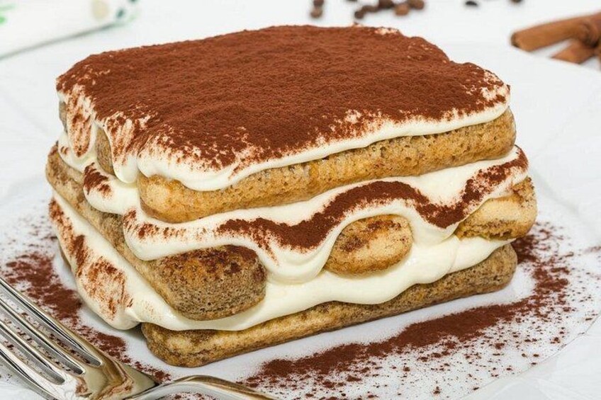 Een gelaagd dessert met een laagje cacaopoeder. 4