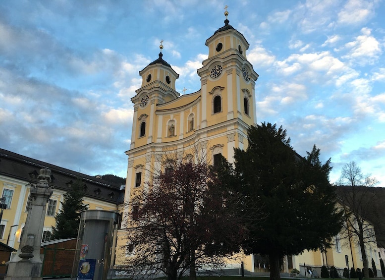 Una iglesia con dos torres y un reloj. 5