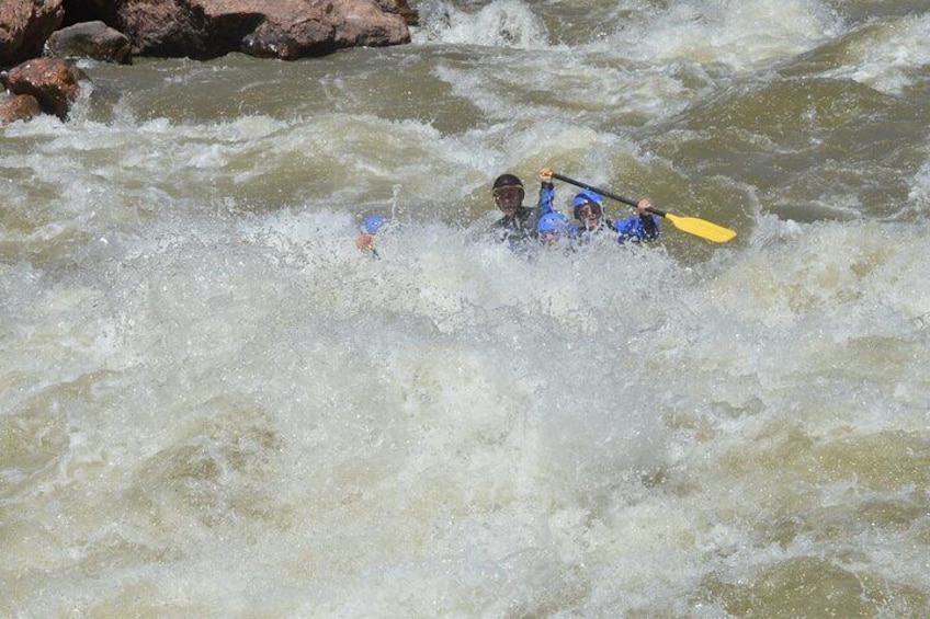 Due persone che fanno kayak in un fiume con rapide. 3