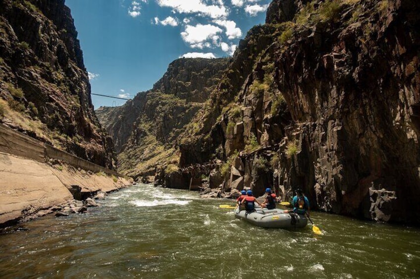 Un fiume con un gruppo di persone che fanno rafting. 4