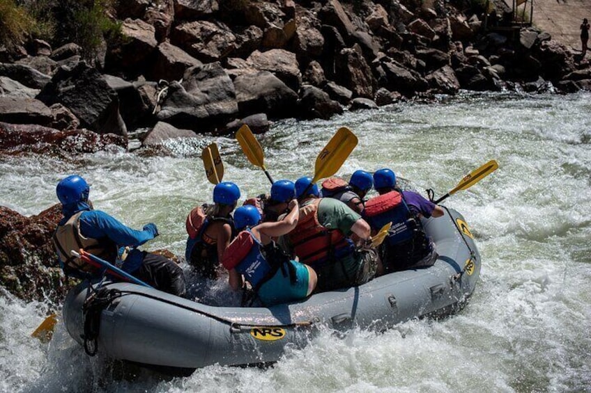 Un gruppo di persone su una zattera che scende un fiume impetuoso. 1