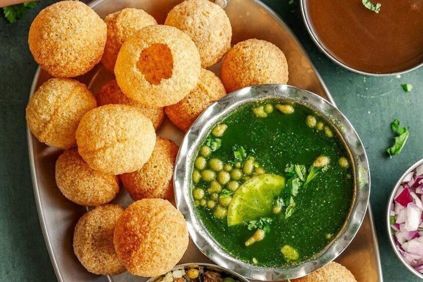 Une assiette de petites bouchées frites et un bol de soupe verte aux pois chiches. 5