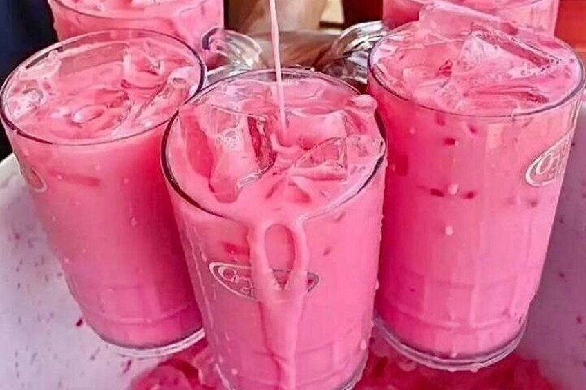 Gros plan de boissons roses avec des glaçons dans des verres. 3