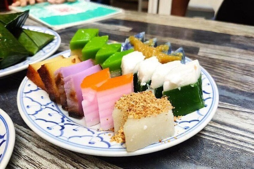 Une assiette remplie de desserts colorés présentés en couches, posée sur une table. 2