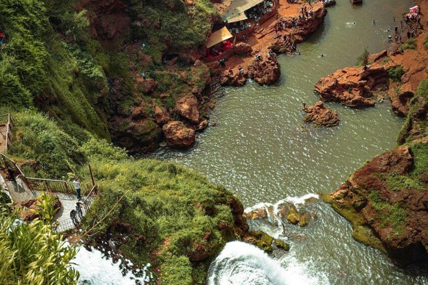 Ein Fluss fließt durch eine felsige Schlucht, mit einer Aussichtsplattform und einer kleinen Struktur am rechten Ufer. 3
