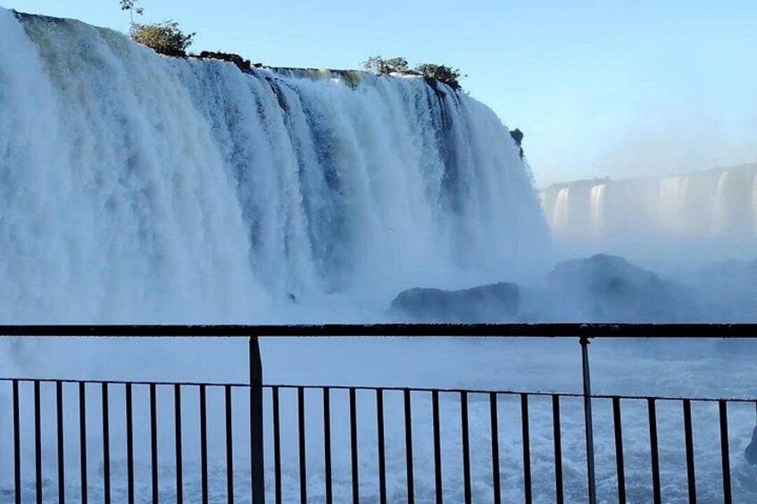 Una cascada grande con una cerca al frente. 4