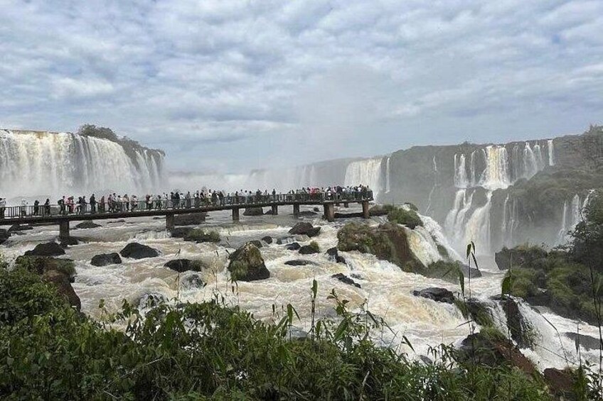 Una cascada con una plataforma de observación. 5