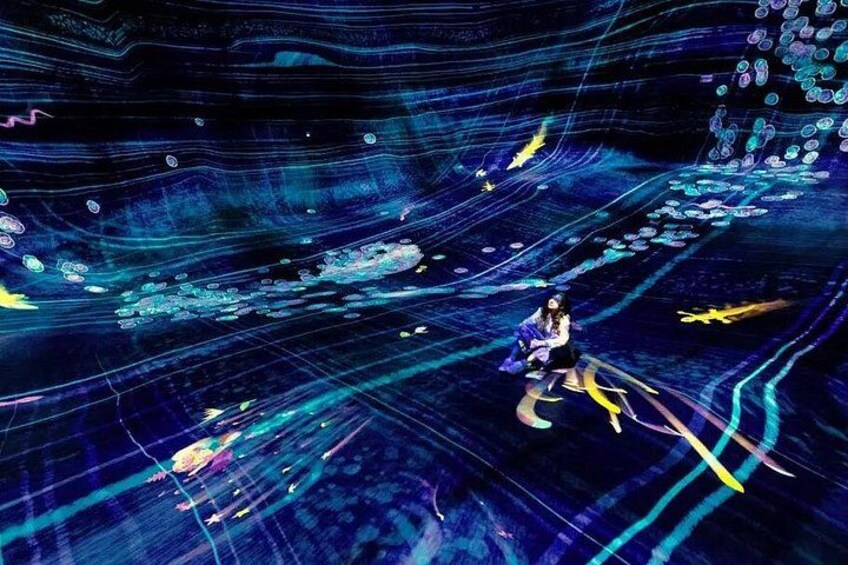 Une personne dans un environnement sombre et abstrait, caractérisé par des lignes fluides et des jeux de lumière. 3