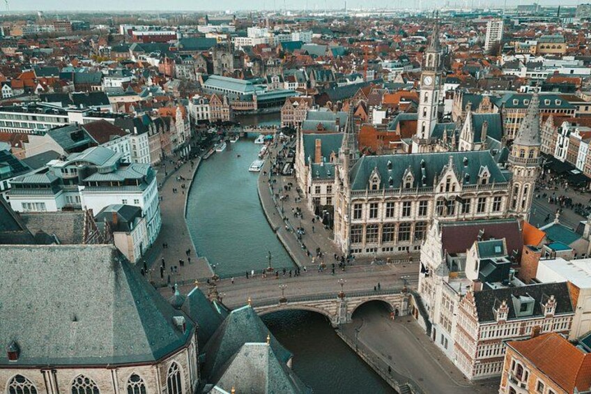 Une rivière traverse une ville historique, réputée pour son architecture remarquable et son pont. 2