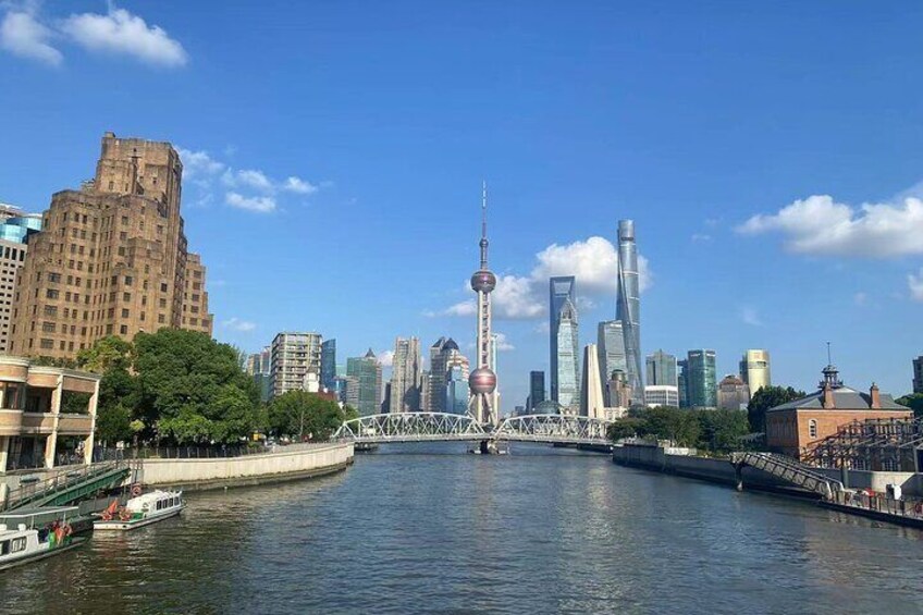 Ein Fluss mit einer Brücke, modernen Wolkenkratzern und einem markanten Turm. 5