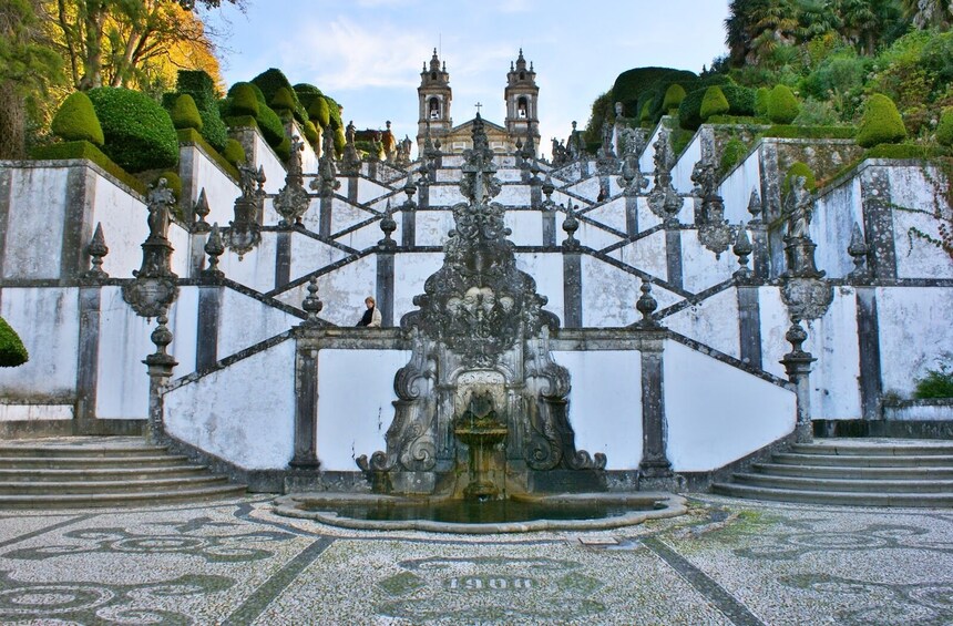 Una puerta histórica con intrincados relieves y estatuas, que da acceso a un campanario. 5