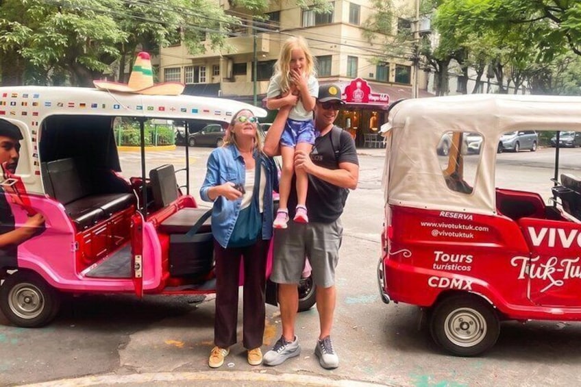 Un tuk-tuk con 'Tours turisticos' y 'CDMX' en la carrocería estacionado en una calle. 3