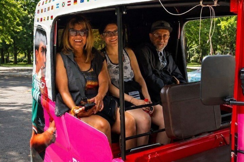 Un autobús rojo con pasajeros, un bolso rosa y un cartel en la carrocería. 4