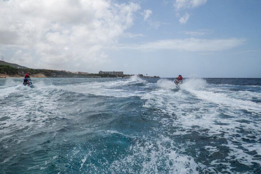 Twee mensen surfen op de golven in de oceaan. 2