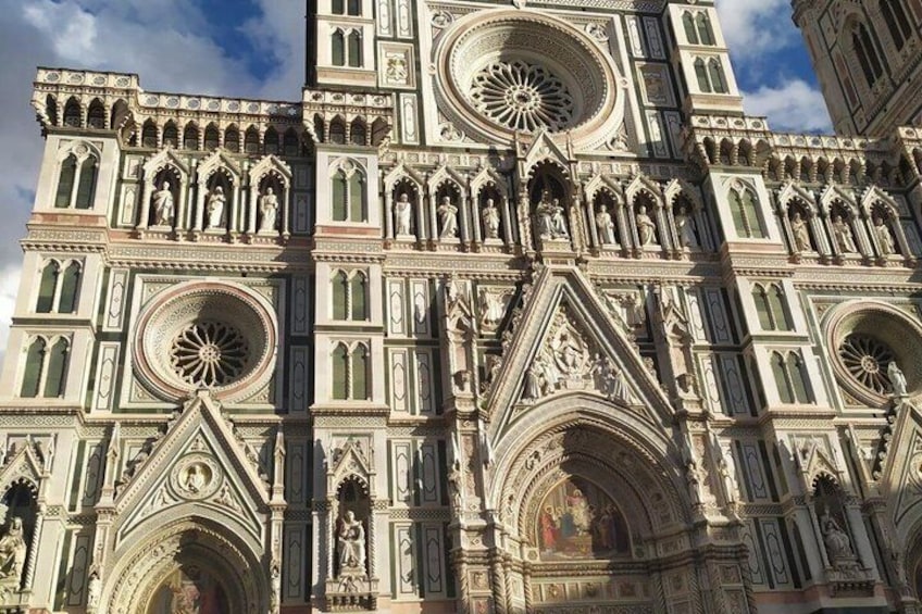 En gotisk katedral med detaljerede stensnitsninger og store rosenvinduer. 3