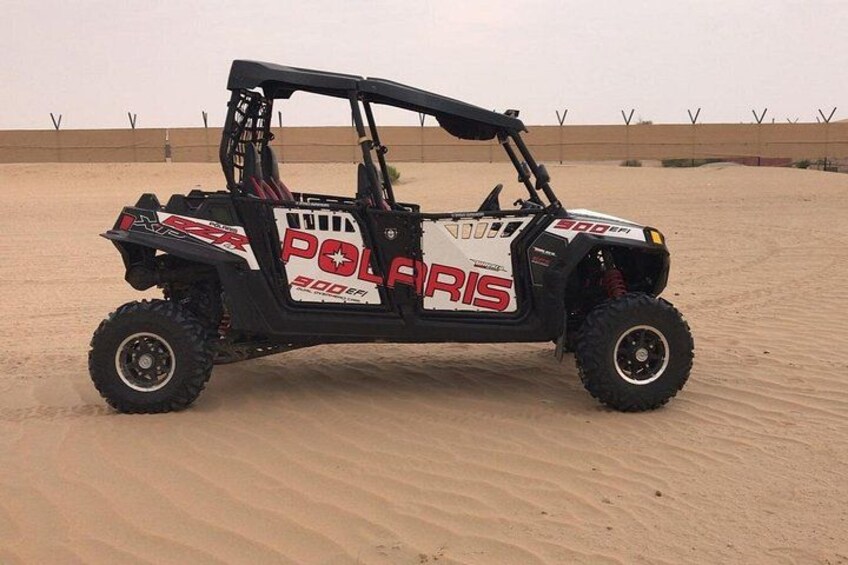 Un vehículo todoterreno Polaris 300R en un desierto. 3