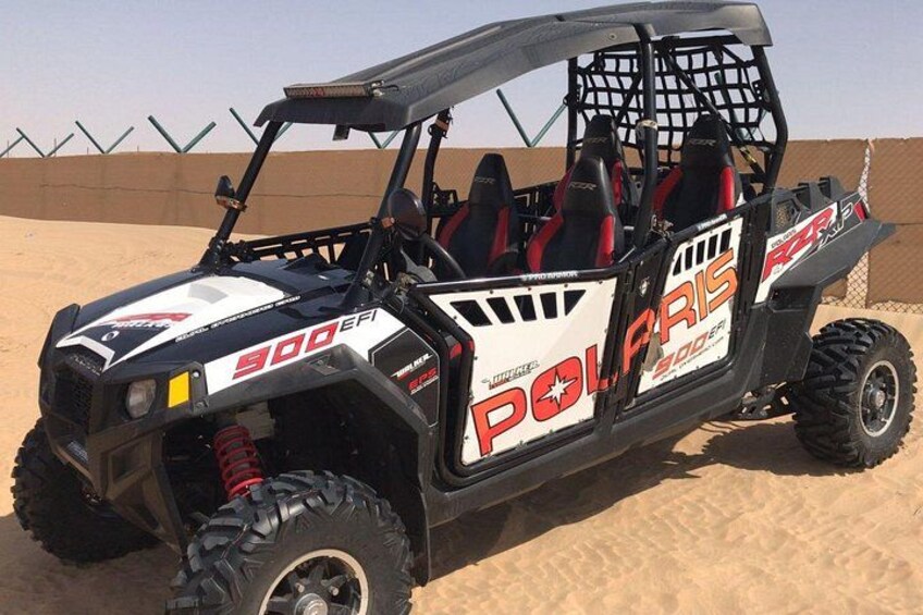 Un vehículo todoterreno Polaris 900 EFI en un paisaje desértico. 2
