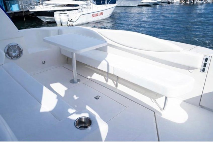 Le pont d’un bateau, avec une table, un drain et un tuyau d’évacuation pour l’eau. 2