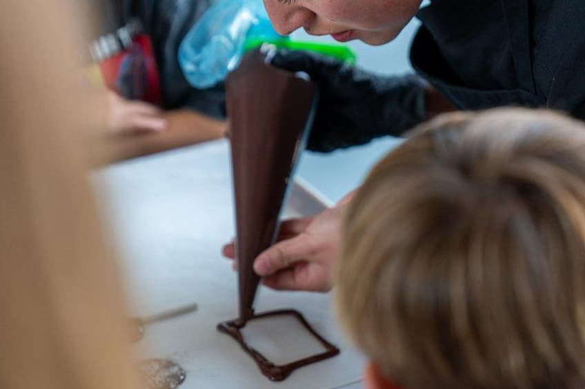 Una persona usando una fuente de chocolate. 5