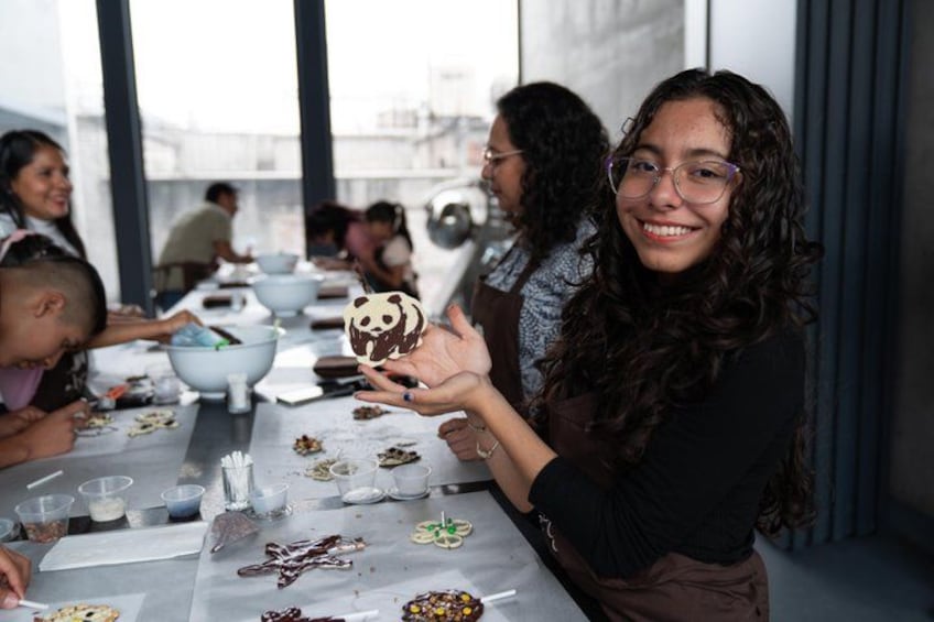 Un grupo de personas cenando en una mesa con cuencos y tazas. 1