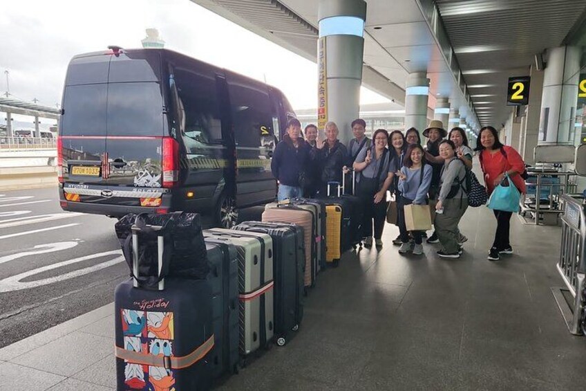 En grupp människor med bagage i en flygplatsterminal. 2