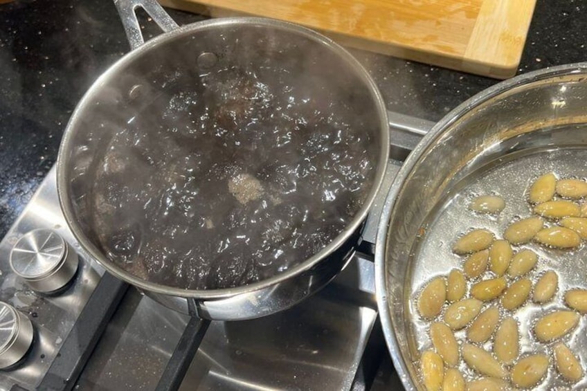 Une casserole d’eau bouillante et une poêle contenant des aliments en train de cuire. 3