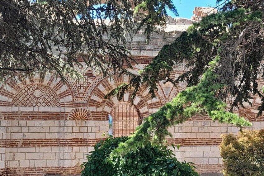 Un bâtiment historique caractérisé par un travail de maçonnerie complexe et des arcades. 4