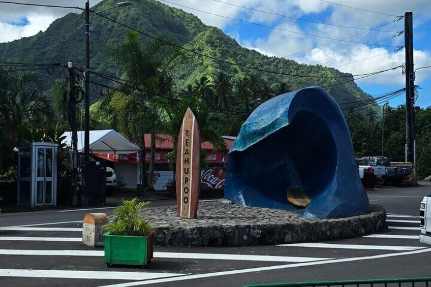 Eine Kreuzung mit einer großen blauen Rutsche, einem Coca-Cola-Schild und einem Berg im Hintergrund. 4