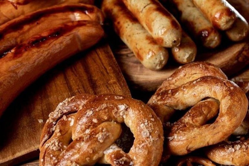 Verschiedene Backwaren, darunter Brezeln und Brot. 2
