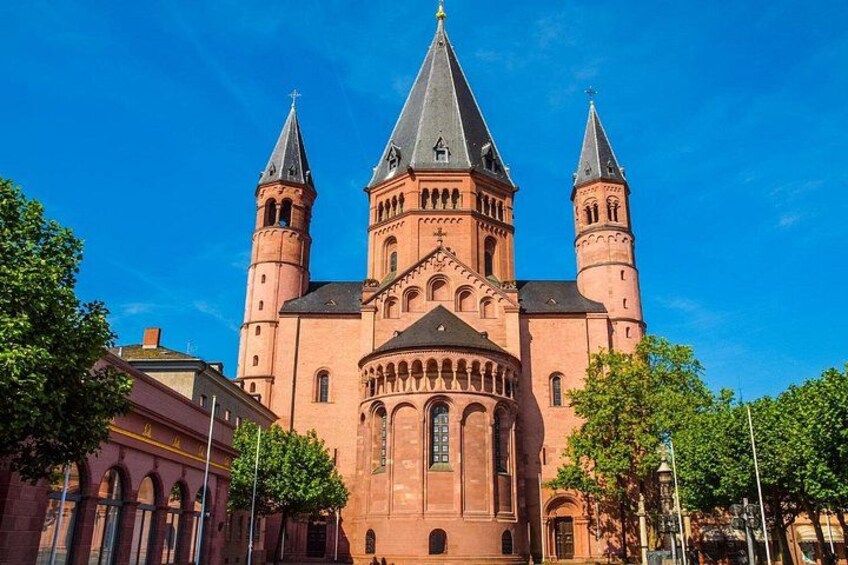 Eine große, historische Kirche mit drei Türmen und einer zentralen Kuppel. 3