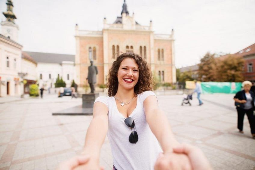 Eine Person macht ein Selfie vor einem historischen Gebäude. 4